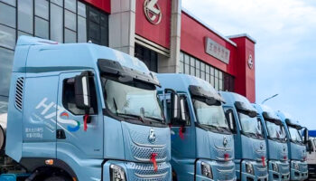 玉柴物流集團(tuán)玉柴機(jī)電玉林公司交付一批乘龍H7 Pro-560馬力LNG牽引車